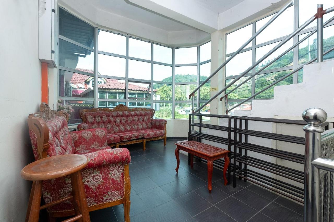 Oyo 89984 Noris Wang Homestay Lumut Buitenkant foto